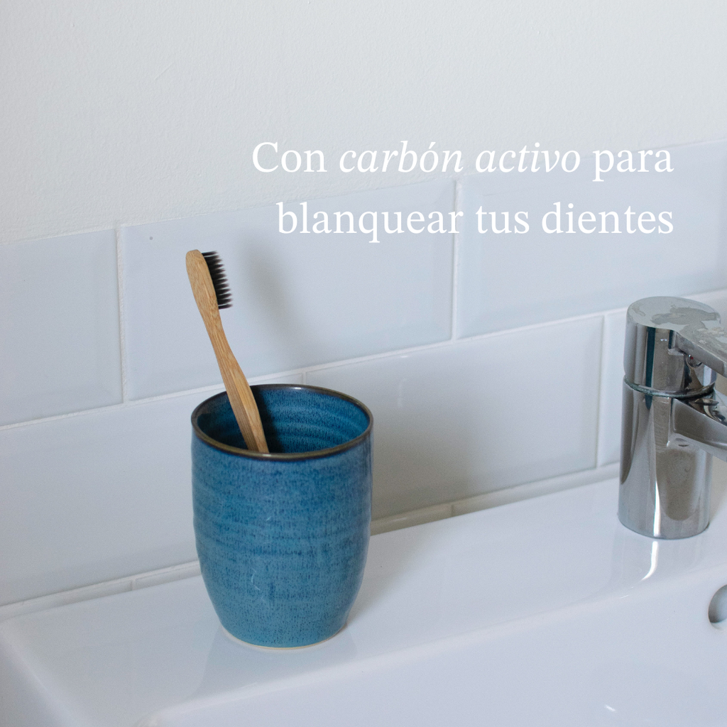 Cepillo de bambu con carbon activo
