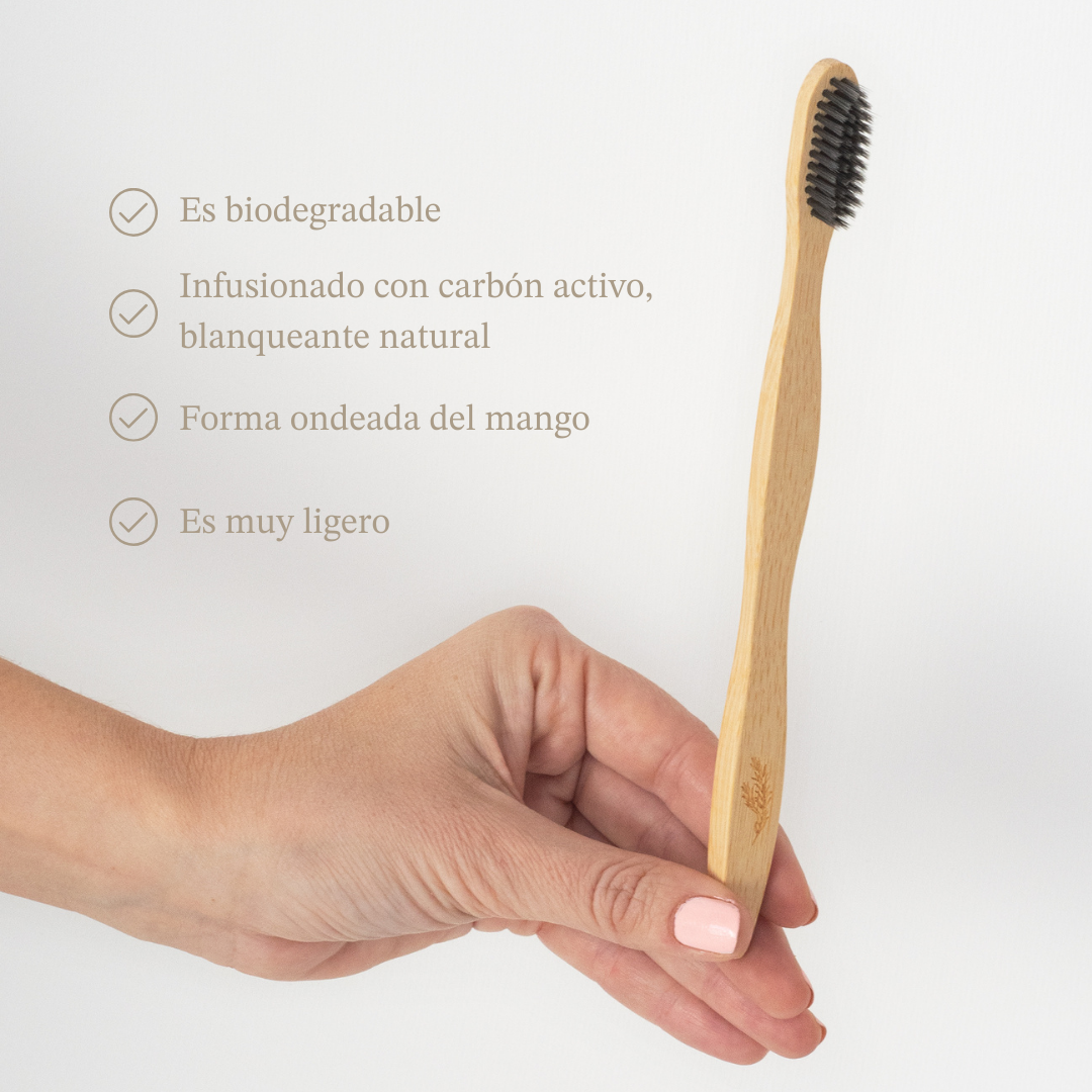 Cepillo de bambu con carbon activo