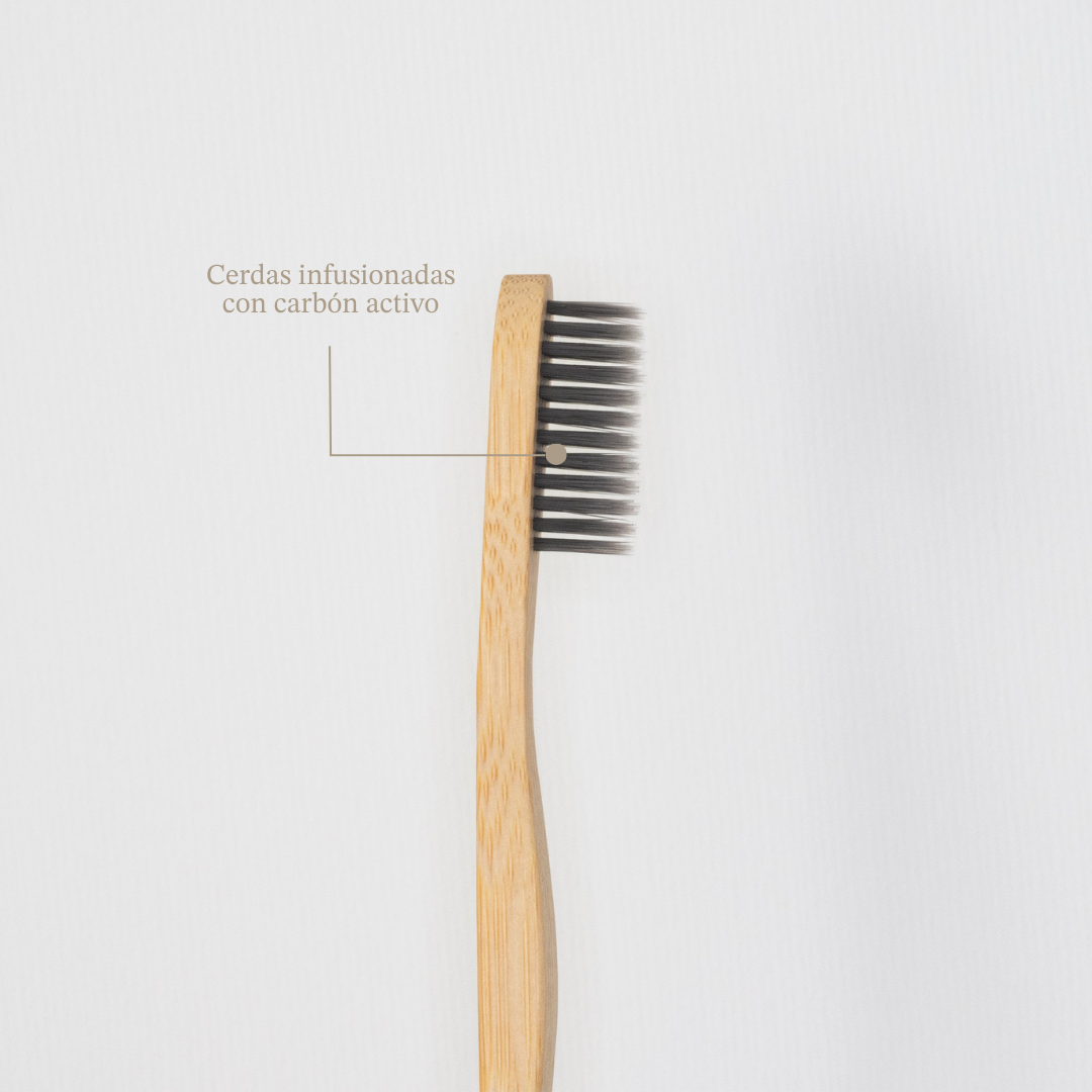 Cepillo de bambu con carbon activo