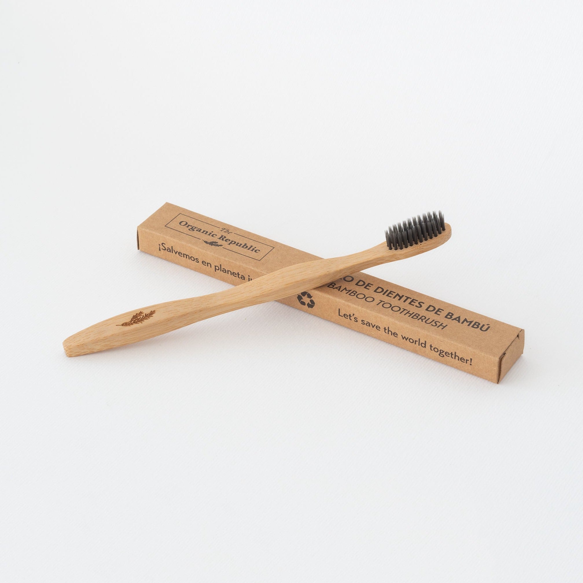 Cepillo de bambu con carbon activo
